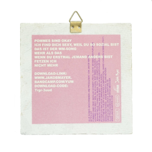 Laden Sie das Bild in den Galerie-Viewer, Jakob Mayer - "Pommes sind okay" Fliese back cover